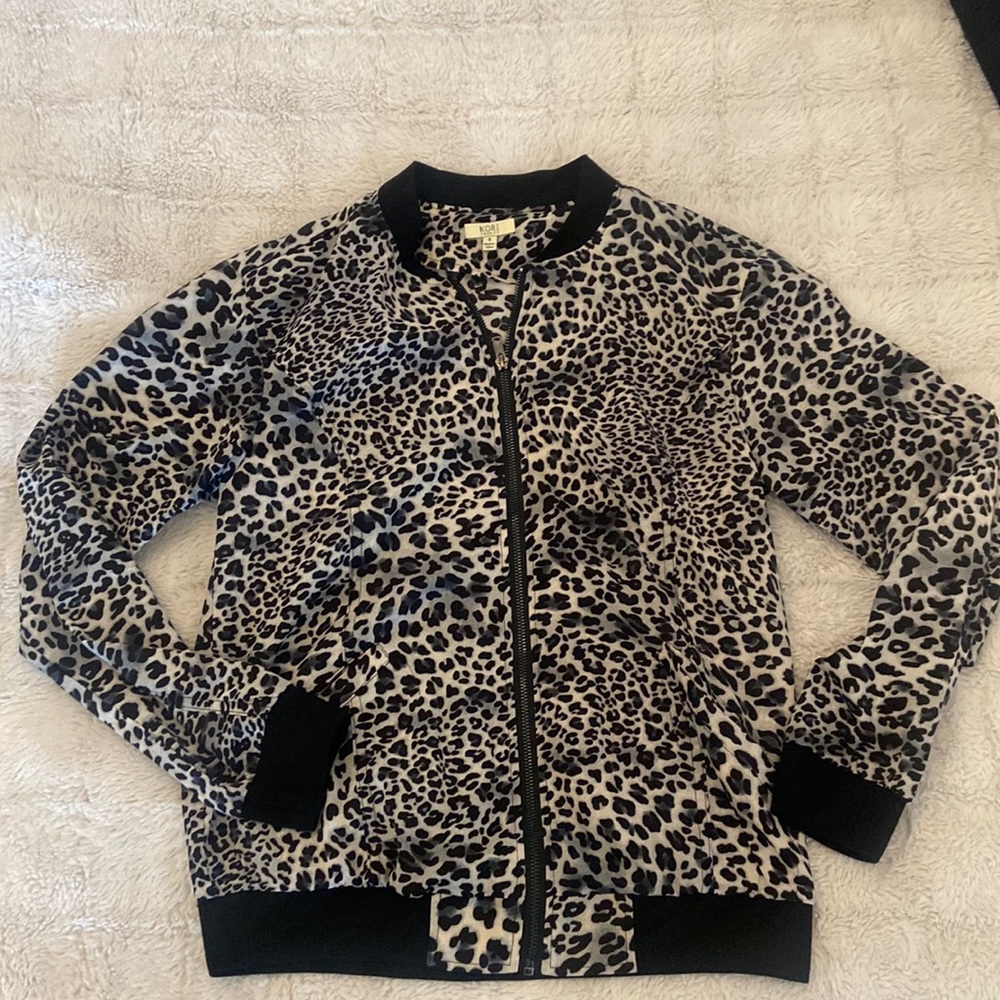 Leopard bomber jacket